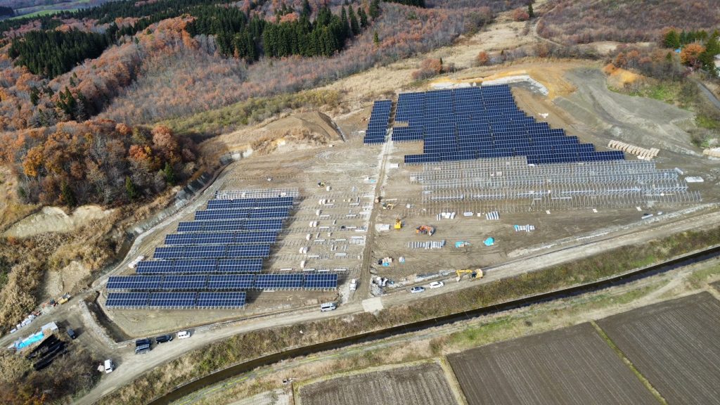 株式会社カンエイの秋田県大仙市の太陽光発電所 工事風景
