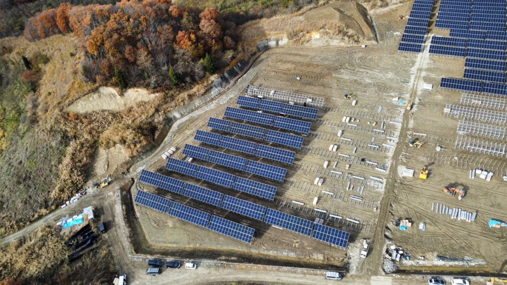 株式会社カンエイの秋田県大仙市の太陽光発電所 工事風景